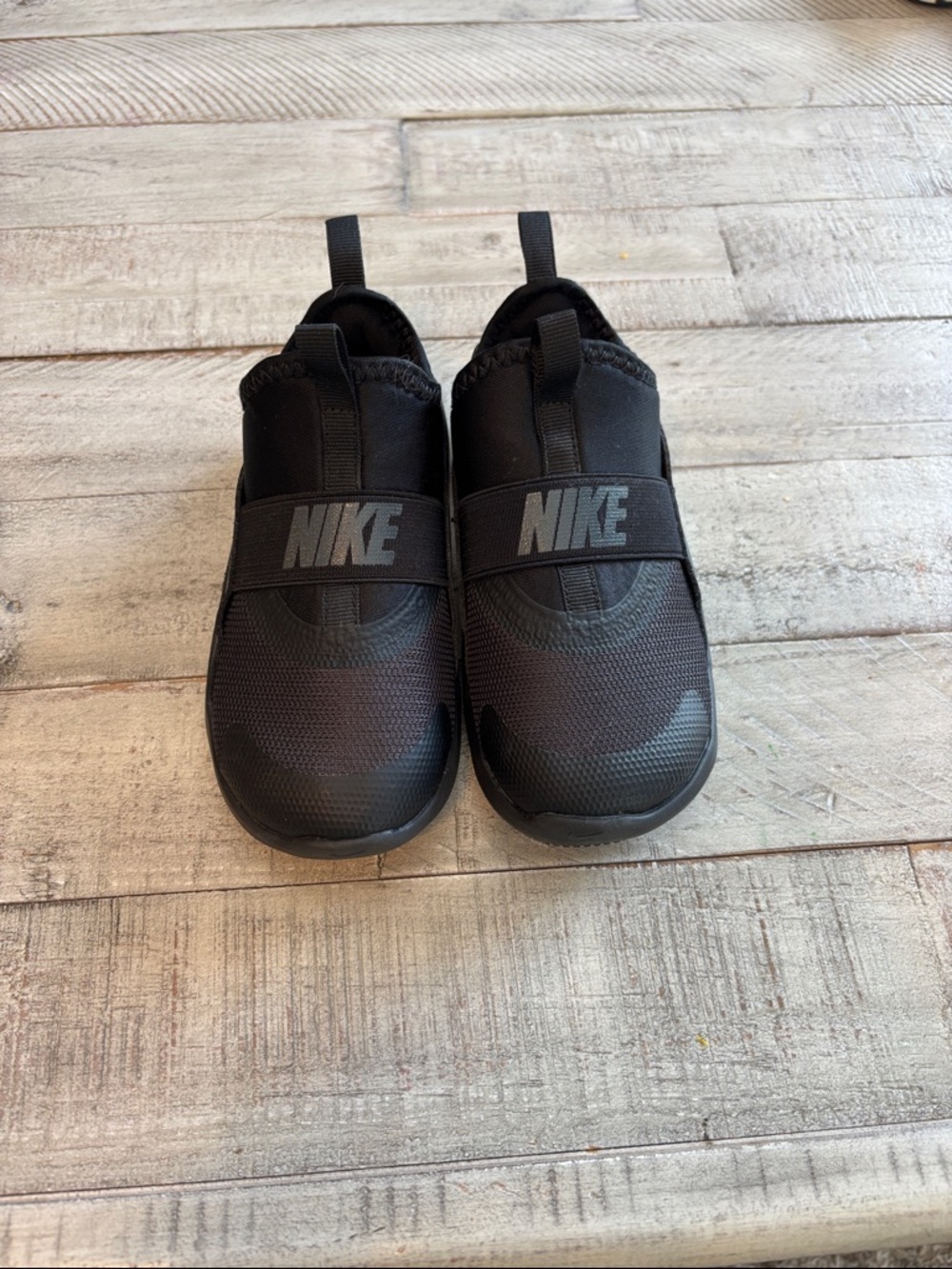 Nike All-Black Slip-On Athletic Shoes with Elastic Logo Strap